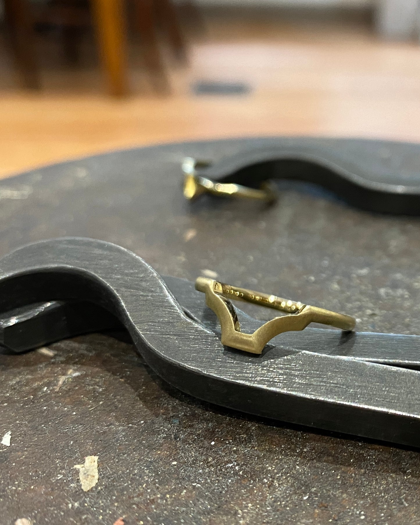 Pillar I Fitted Wedding Band in Brushed 18ct Yellow Gold