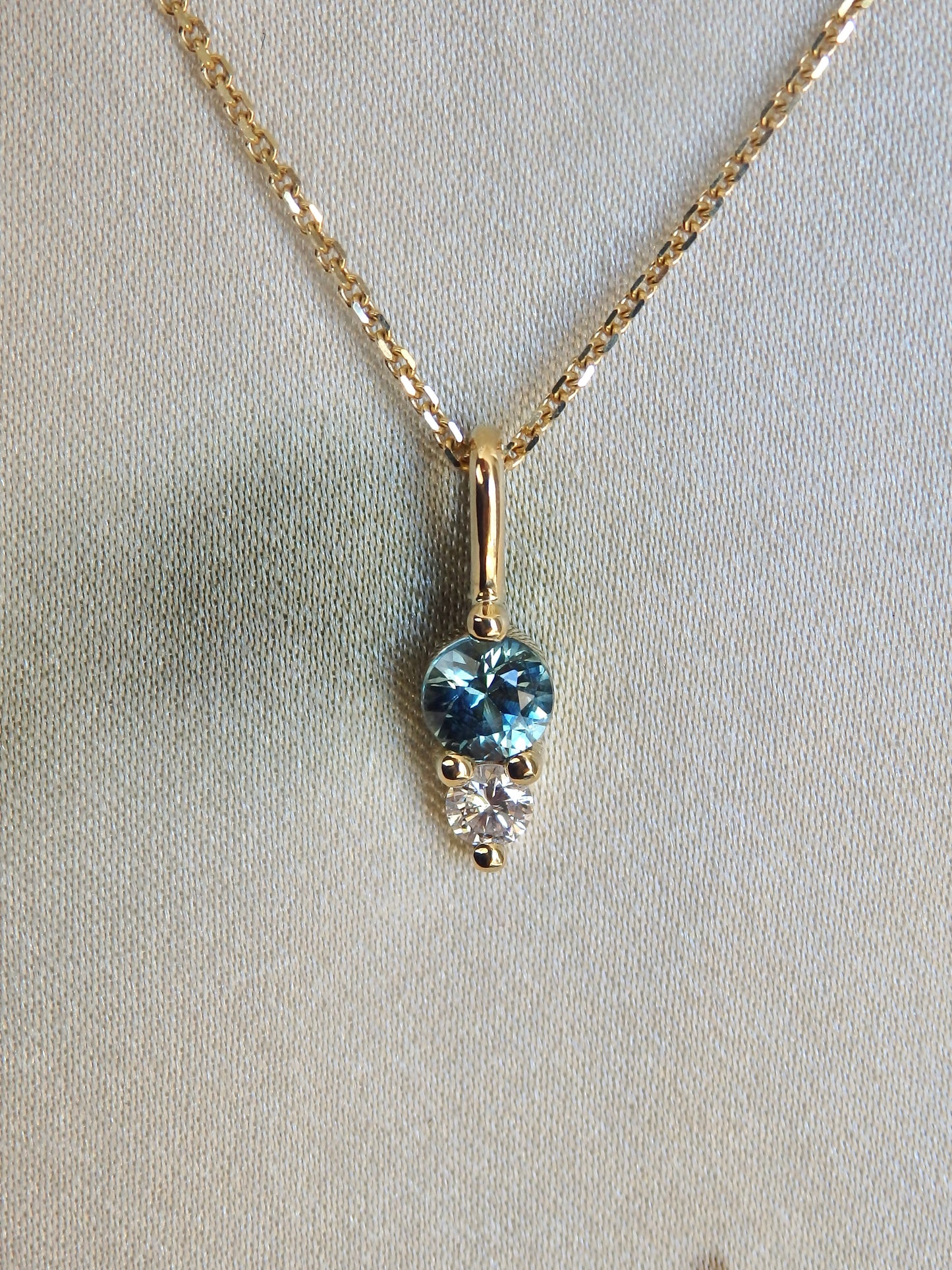 Round “Duet” Toi Et Moi  Pendant 18ct Gold