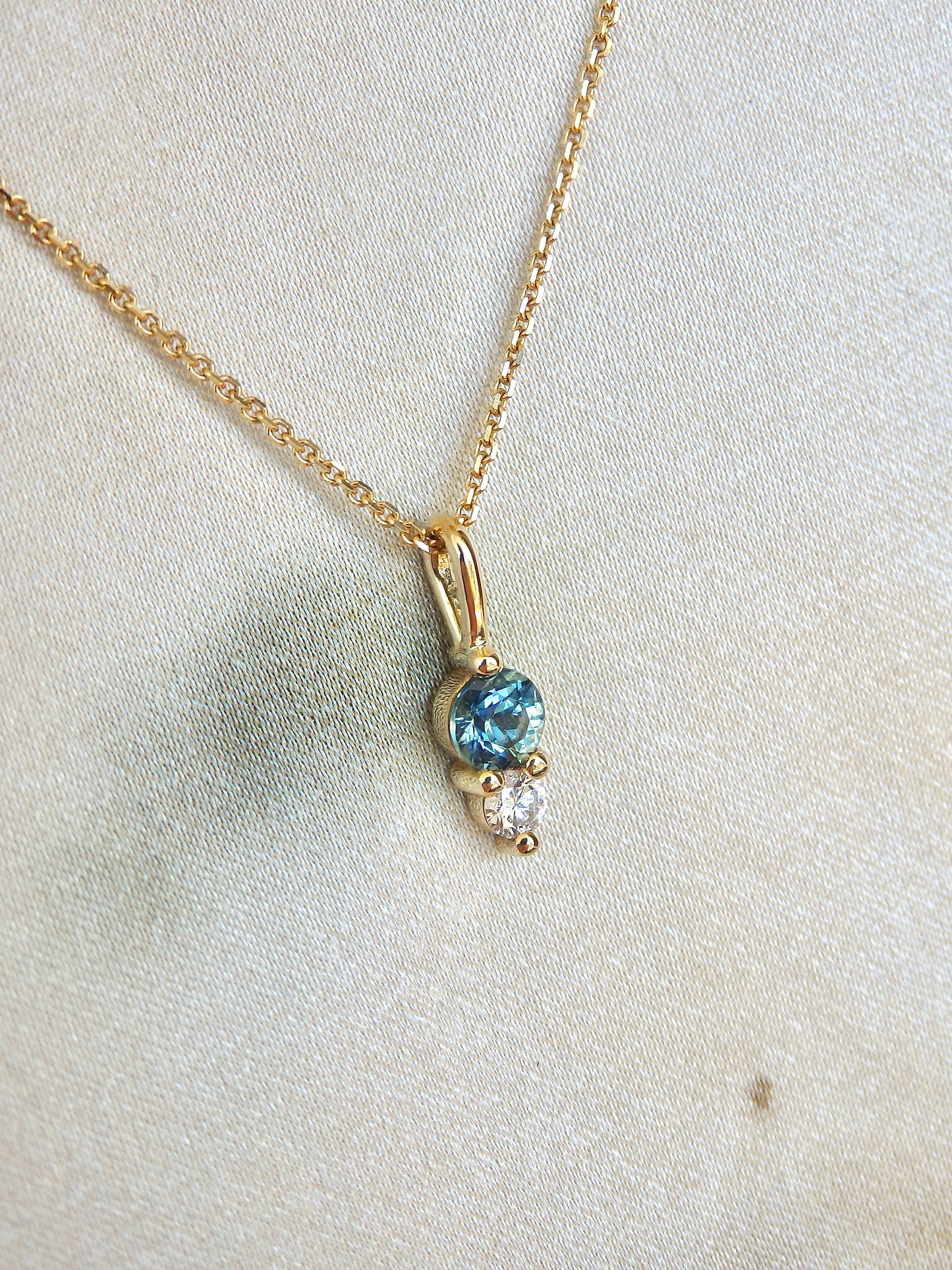 Round “Duet” Toi Et Moi  Pendant 18ct Gold