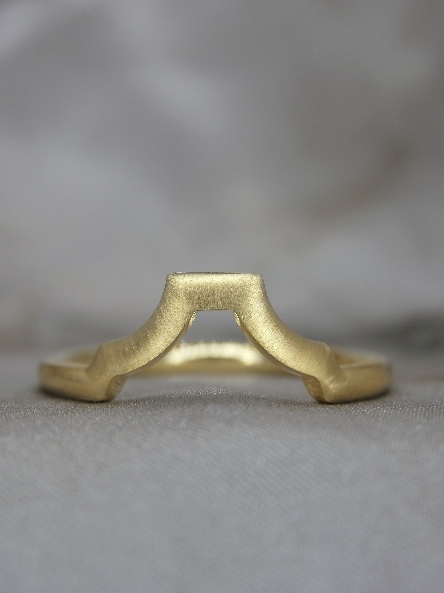 Pillar I Fitted Wedding Band in Brushed 18ct Yellow Gold