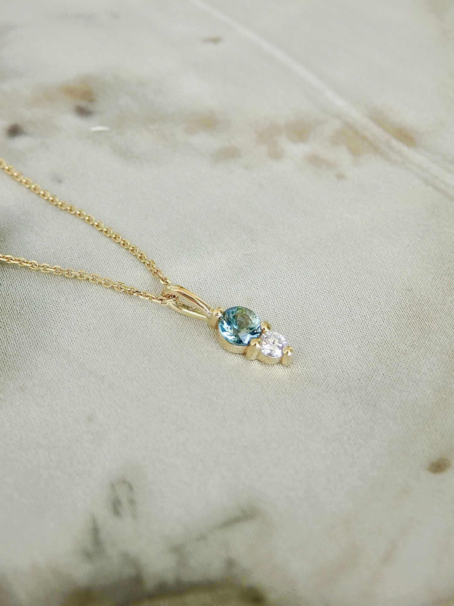 Round “Duet” Toi Et Moi  Pendant 18ct Gold