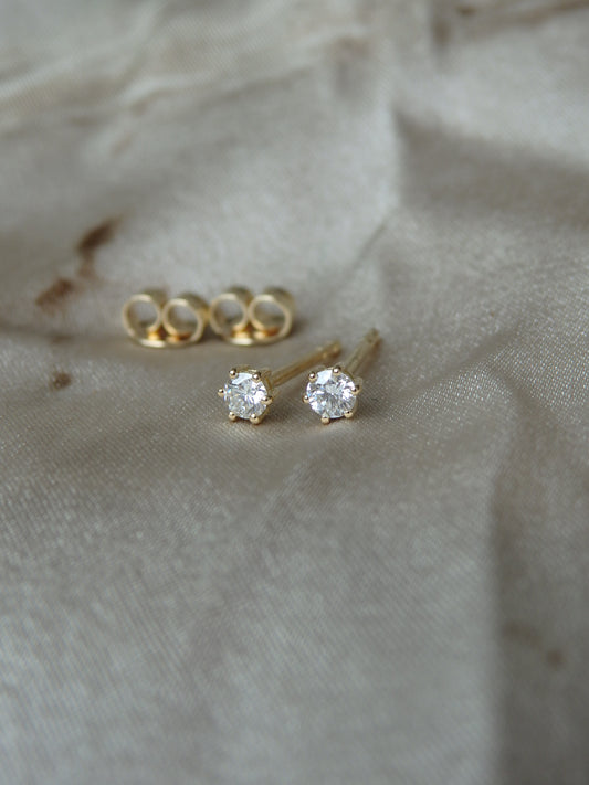 2.5mm Diamond Studs, 6 claw 18ct yellow gold