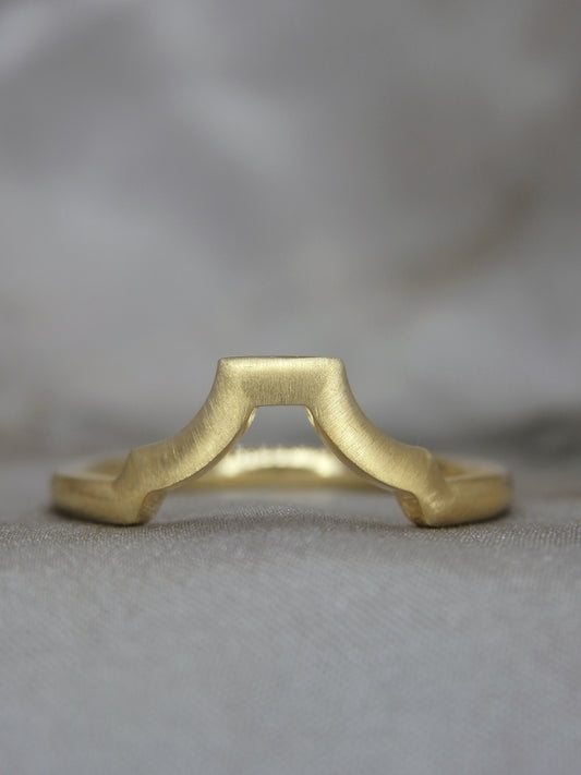 Pillar I Fitted Wedding Band in Brushed 18ct Yellow Gold